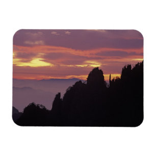 Siluett av Mt. Huangshan (Gula berget) vid Magnet