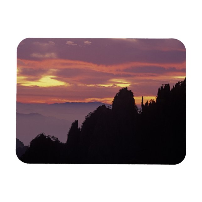 Siluett av Mt. Huangshan (Gula berget) vid Magnet (Horisontell)