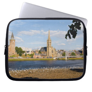 Siluett och flod i den pittoreska staden Inverness Laptop Sleeve