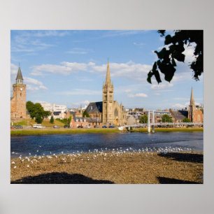 Siluett och flod i den pittoreska staden Inverness Poster