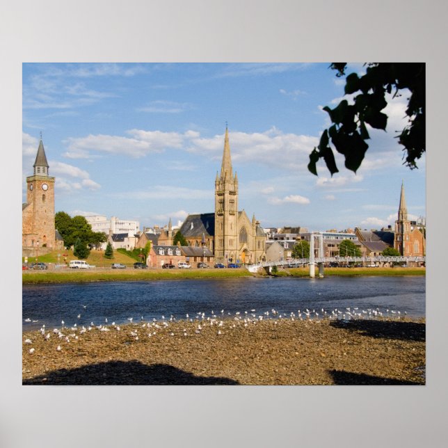 Siluett och flod i den pittoreska staden Inverness Poster (Framsidan)