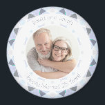 Silver 25:e Bröllop-årsdagen för Keepsaké Gift Magnet<br><div class="desc">Söt Silver Grått 25:e Bröllop-årsdagen Keepsaké Photo Gift Magnet. I variationer av mjukt grått under ditt tjugofemte år av giftermål. Ett modernt geometriskt mönster runt gräns omger bild i mitten. Byt ut fotot på den här budgetvänliga kylmagneten mot en bild i din egen bröllop firande. Standardtexten längst upp säger "David...</div>