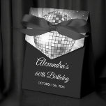 Silver 60:e Födelsedagsfesten 70:s Disco Boll Presentaskar<br><div class="desc">Öka ditt 60-årsfirande med vår 60:e Födelsedagsfesten i Silver, 70:s Disco Boll Gift Box, designad för att lägga till en liten bit sofistikering och efterflair till din milstolpe. I en skakande skugga av silver är den här presentlådan elegans och nostalgi. Dico boll-grafiken transporterar dig tillbaka till discoeran när danande golv...</div>