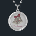 Silver Bell Bröllopsfest Gift Bridesmaid Necklace Silverpläterat Halsband<br><div class="desc">Necklace har en originalmarkörillustration av ett par silver bröllop klockor,  med BRIDESMAID i ett söt-burgundteckensnitt. En underbar bröllopsfest!</div>