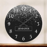 Silver Black Glitter Girly Monogram Namn Rund Klocka<br><div class="desc">Silver och Svarta Gnistran Glitter Monogram Namn Clock. Det gör perfekten söt 16-årsjubileum,  bröllop,  möhippa,  årsdag,  babydusch eller bachelorette-fest för någon som glam lyxen och chic stilar i kärlek.</div>