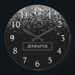Silver Black Glitter Girly Monogram Namn Stor Klocka<br><div class="desc">Silver och Svarta Gnistran Glitter Monogram Namn Clock. Det gör perfekten söt 16-årsjubileum,  bröllop,  möhippa,  årsdag,  babydusch eller bachelorette-fest för någon som glam lyxen och chic stilar i kärlek.</div>