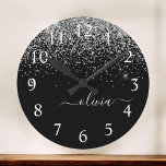 Silver Black Glitter Skriptskript, Monogram Girly  Rund Klocka<br><div class="desc">Gnistra Glitter,  svart och Silver,  lås med Monogram Namn. Det gör perfekten söt 16-årsjubileum,  bröllop,  möhippa,  årsdag,  babydusch eller bachelorette-fest för någon som glam lyxen och chic stilar i kärlek.</div>