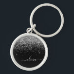Silver Black Glitter Skriptskript, Monogram Girly  Rund Silverfärgad Nyckelring<br><div class="desc">Silver och Black Gnistra Glitter Script Monogram Namn nyckelringar (Nyckelring). Det gör perfekten söt 16-årsjubileum,  bröllop,  möhippa,  årsdag,  babydusch eller bachelorette-fest för någon som glam lyxen och chic stilar i kärlek.</div>