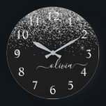 Silver Black Glitter Skriptskript, Monogram Girly  Stor Klocka<br><div class="desc">Gnistra Glitter,  svart och Silver,  lås med Monogram Namn Clock. Det gör perfekten söt 16-årsjubileum,  bröllop,  möhippa,  årsdag,  babydusch eller bachelorette-fest för någon som glam lyxen och chic stilar i kärlek.</div>