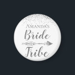 Silver Boho Bride Tribe Personlig Magnet<br><div class="desc">Skjutning i silver där nedanför är den av Amandas bridklam som kan anpassas så att den blir unik för dig med en pil i mitten för extra flair. Boho chic vibes.</div>