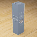 Silver bröllop-årsdag, hjärtfoto vin presentask för vinflaska<br><div class="desc">Silver-årsjubileet vin eller spritbox. Fin silver hjärteffekt på silver grått färg med fotopall med vin-låda för Silver Bröllop. Anpassa med dina egna mottagare, information om namn eller släktingar och foto. Det 25:e årsdagen är traditionellt förenat med silver. För närvarande läser man Grattisar Melanie & Richard på årsdagen för Silver Bröllop...</div>