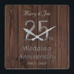 Silver Bröllop-årsdagen 25-årsjubileum Rustic Fyrkantig Klocka<br><div class="desc">25:e Bröllop-årsdagen Silver-Bröllop-årsdagen Unik gåva för Bröllop-årsdagen Klock för Elegant av hemdekoration med Silver-utseendetypografi på bakgrunden för Rustic-träfotografi,  du kan ändra datum och lägga till namn</div>