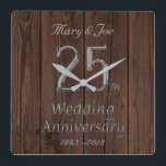 Silver Bröllop-årsdagen 25-årsjubileum Rustic Fyrkantig Klocka<br><div class="desc">25:e Bröllop-årsdagen Silver-Bröllop-årsdagen Unik gåva för Bröllop-årsdagen Klock för Elegant av hemdekoration med Silver-utseendetypografi på bakgrunden för Rustic-träfotografi,  du kan ändra datum och lägga till namn</div>