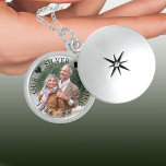 Silver Bröllop-årsdagen för Anpassningsbarna Berlockhalsband<br><div class="desc">Elegant fotoskåp för din 25:e bröllop-årsdag - eller så kan du redigera texten till kostym oavsett tillfälle. Mallen är inställd så att du kan lägga till ett eget foto, som visas med ett halvgenomskinligt överlägg i gräns för att texten ska sitta på. I exempeltexten står "vårt ♥ silver ♥ bröllop"...</div>