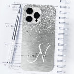 Silver Brushed Metall Glitter Monogram Namn<br><div class="desc">Anpassa enkelt den här chicen i trendig med -fodral med söt silver mousserande glitter på en borstad metallbakgrund i silver.</div>