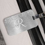 Silver Brushed Metall Glitter Monogram Namn Bagagebricka<br><div class="desc">Det är enkelt att anpassa trendigets chic bagagemärkesdesign med söt silver mousserande glitter på en silver borstad metallbakgrund.</div>