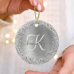 Silver Brushed Metall Glitter Monogram Namn Julgransprydnad Keramik<br><div class="desc">Anpassa enkelt chicens dekorationsdesign i trendig med söt silver mousserande glitter på en borstad metallbakgrund i silver.</div>