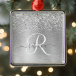 Silver Brushed Metall Glitter Monogram Namn Julgransprydnad Metall<br><div class="desc">Det är enkelt att anpassa trendiget till dekoration med söt silver mousserande glitter på en borstad metallbakgrund i silver.</div>