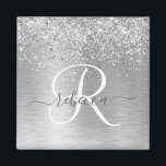 Silver Brushed Metall Glitter Monogram Namn Magnet<br><div class="desc">Anpassa enkelt chicen av trendig med  som ger söt silver mousserande glitter på en borstad metallbakgrund i silver.</div>