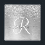 Silver Brushed Metall Glitter Monogram Namn Magnet<br><div class="desc">Anpassa enkelt chicen av trendig med  som ger söt silver mousserande glitter på en borstad metallbakgrund i silver.</div>