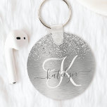 Silver Brushed Metall Glitter Monogram Namn Nyckelring<br><div class="desc">Anpassa enkelt den här chicen av trendig-nycklar med söt silver mousserande glitter på en borstad metallbakgrund i silver.</div>