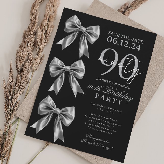 Silver Coquette Bow Save Datum 90-årsdag Svart Inbjudningar (Silver Coquette Bow Save Date 90th Birthday Black Invitation)
