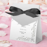 Silver Dekoration Bröllop Presentaskar<br><div class="desc">Snygg modern snyggt och elegant bröllop favoritbox för din speciella dag. Med glamorös romantisk snyggt silver roterar och flourerar dekorationer i hörnen på söt silver övertoningsbakgrund. Fashionerbar och sofistikerad utformning av bröllop som passar alla säsonger. All text, teckensnitt och teckensnitt i färg är helt och hållet anpassade för att uppfylla...</div>
