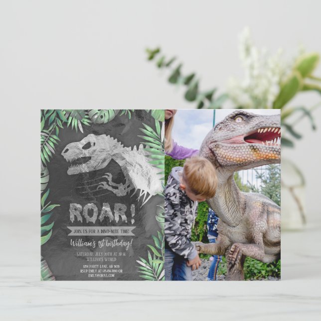 Silver Dinosaur Roar Birthday Photo Inbjudningar (Stående Fram)