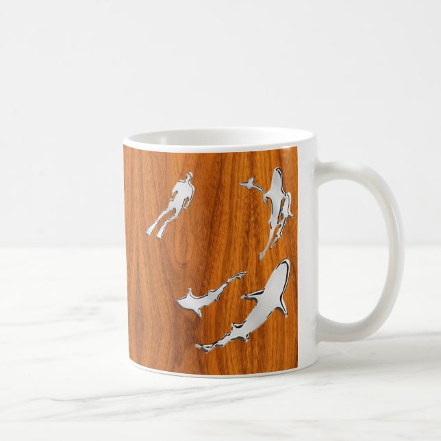 Silver Diver med hajar på Teak Veneer Stil Kaffemugg (Höger)
