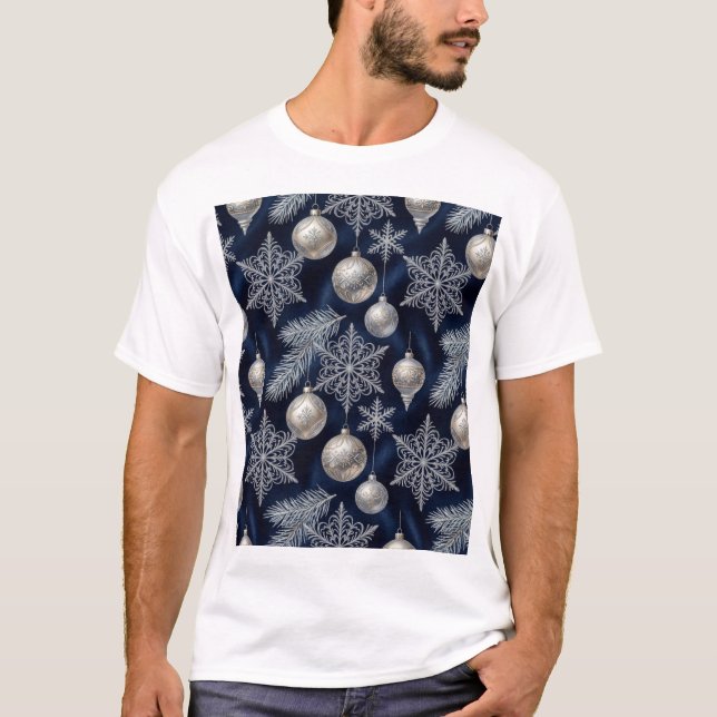 Silver Elegance: Lyxig julmönstrad t-shirt (Framsida)