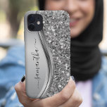 Silver Faux Glitter Glam Bling Personlig Metall<br><div class="desc">Utformningen är ett foto och fodral är inte tillverkat med glitter, sekvenser, metall eller skogen. Denna design finns även tillgänglig på andra mobila modeller. Välj Enhetstyp om du vill visa andra iPhone, Samsung Galaxy eller Google fodral. Vissa stilar kan ändras genom att markera Stil om det är ett alternativ. Du...</div>