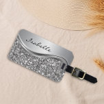 Silver Faux Glitter Glam Bling Personlig Metall Bagagebricka<br><div class="desc">Den här designen kan vara personlig i det område som tillhandahålls genom att ändra fotot och/eller text. Du kan också anpassa den genom att klicka på Anpassa den här mallen och sedan välja klicka för att anpassa ytterligare alternativ och ta bort eller ändra färg i bakgrunden, lägga till text, ändra...</div>