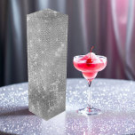 Silver Faux Glitter Personlig Vin Gift Presentask För Vinflaska<br><div class="desc">Gör din gåva extra speciell med den här vinpresentlådan för elegant silver glitter personlig. Designad med en nedslående effekt i silver glitter och anpassade med ett namn är denna vin-låda perfekt för bröllop, möhippor, årsdagar eller något formellt firande. En chic och ett glamoröst sätt att presentera ett flaska i vin...</div>