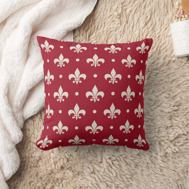 Silver Fleur De Lis mönster mot röd bakgrund Kudde (Filt)
