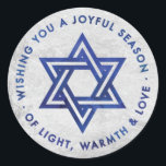 Silver Foil Hanukkah Hälsning Sticker Runt Klistermärke<br><div class="desc">Ett märke med en silver-foleeffekt bakgroung,  med David-stjärnan och Hanukkah-hälsning,  "Wishing you a glatt säsonge of light,  warmth and kärlek",  med en mörk blått vattenfärgeffekt. Perfekt för användning av klistermärken på geltpåsar.</div>