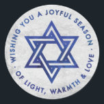 Silver Foil Hanukkah Hälsning Sticker Runt Klistermärke<br><div class="desc">Ett märke med en silver-foleeffekt bakgroung,  med David-stjärnan och Hanukkah-hälsning,  "Wishing you a glatt säsonge of light,  warmth and kärlek",  med en mörk blått vattenfärgeffekt. Perfekt för användning av klistermärken på geltpåsar.</div>