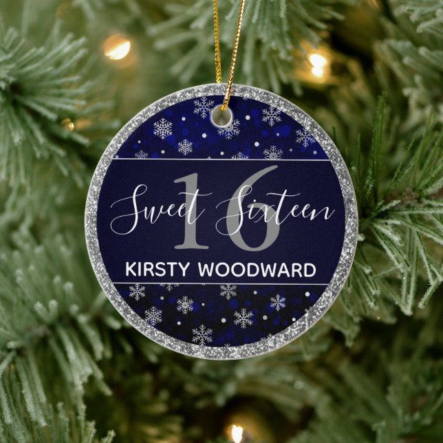 Silver Foil Snöflingor & blue bokeh Sweet 16 Julgransprydnad Keramik (Träd)