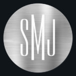 Silver Foil Three Brev Monogram Runt Klistermärke<br><div class="desc">En enkel tredimensionell monogramdesign på klistermärken i brev. Bröllop par 3-brev endosförseglingar i monogram. Bakgrunden har ett faux silver grått ombre metallisk folie digital art grafik. Den digitala bildeffekten skrivs ut som ett foto med en monografisk textdesign.</div>
