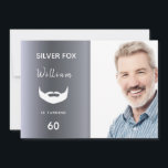 Silver foto av anpassningsbarna födelsedagsfest ma inbjudningar<br><div class="desc">Silver rävtema. En faux silver-inbjudan för manar. En vit ikon ett hanskägg och mustasch. En mörk faux silver foil metallisk tittar bakgrund. Vit text. Anpassa och lägg till en storlek bild av namn,  party och ett lodrät. Med texten: Silver Fox framtill. Party detaljer på baksidan.</div>