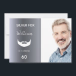 Silver foto av anpassningsbarna födelsedagsfest ma inbjudningar<br><div class="desc">Silver rävtema. En faux silver-inbjudan för manar. En vit ikon ett hanskägg och mustasch. En mörk faux silver foil metallisk tittar bakgrund. Vit text. Anpassa och lägg till en storlek bild av namn,  party och ett lodrät. Med texten: Silver Fox framtill. Party detaljer på baksidan.</div>