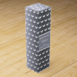 Silver fox födelsedagskalas manar killar grått tre presentask för vinflaska<br><div class="desc">Silver rävtema. En faux silver-gåva vin box för manar,  killar. En ljusfaux silver-ikon,  ett hanskägg och mustasch mönster. En mörk faux silver foil metallisk tittar bakgrund. Med texten: Grattis på födelsedagen. Anpassa och lägga till namn. Namn på födelsedagskalkaren är skriven med ett modernt handskript i stil.</div>