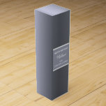 Silver fox födelsedagspresfoil manar killar grått  presentask för vinflaska<br><div class="desc">Silver rävtema. En faux silver-gåva vin box för manar,  killar. En mörk faux silver foil metallic tittar,  färgadens övertoningsbakgrund. Med texten: Grattis på födelsedagen. Anpassa och lägga till namn. Namn på födelsedagskalkaren är skriven med ett modernt handskript i stil.</div>