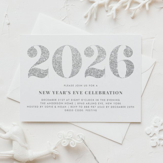Silver Glitter 2022 Nyårsafton Fest Inbjudningar (Customizable 2026 New Year's Eve party invitation featuring faux silver glitter.)