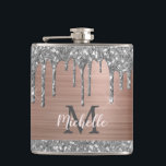 Silver Glitter Drips på Rosa Metallmonogrammerade Fickplunta<br><div class="desc">Modern, flickig silvarglitter-flaska med namn och monogram. Denna design har silvrig grå glitter-dropp på en rosa guld borstad metallbakgrund med anpassat personligt monogram-initital och förnamn textmall. Underbart feminint flickigt present till flickvän, mamma, födelsedag, bröllop, bröllopsfest, 16-årsfest, och baby shower, till arbete och till alla som gillar snygga glamourösa blanka saker....</div>