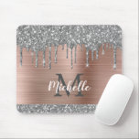 Silver Glitter Drives Rosa Metallic Monogram Musmatta<br><div class="desc">Modern, giftig silver grått glitter droppar namn och monogrammerad muspekad. Den här designen har droppar i silver grått (grått) glitter-gnistra på rosa ros guld, borstad metall bakgrund med anpassningsbar-personlig som första och första namn-textmall. Perfekt kvinnlig gåva. Observera att den här designen är en utskriven fotoeffekt. Kontakta mig om du behöver...</div>