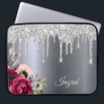 Silver glitter droppar blommigt namn laptop fodral<br><div class="desc">Faux silver glitter drop,  målardropp se ut som en faux silver metallisk tittar bakgrund. Färgad Flowers i Burgundy och ro guld. Mall för ditt namn. Namn i lätt grått är skrivet med ett modernt och trendig handskript i stil.</div>