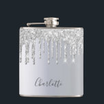 Silver glitter droppar glittery monogram glam fickplunta<br><div class="desc">Ett faux silver tittar bakgrund med elegant faux glitter drops,  målardroppstift. Anpassa och lägga till namn,  skrivet i mörk grått med ett stort modernt handskript i stil. Perfekt som födelsedagspresent eller möhippa.</div>