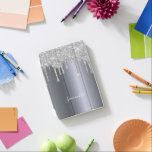 Silver glitter droppar namn glamorka iPad mini skydd<br><div class="desc">En elegant,  gigantisk och glam-telefonfodral. Faux silver glitter drops,  målljusdroppsutseende. Faux silver metallisk tittar bakgrund. Skriv in ditt namn med ett modernt handskript i stil. Vit färgad brev.</div>