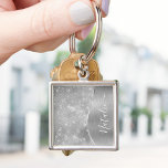 Silver Glitter Glam Bling Personlig Metallic Fyrkantig Silverfärgad Nyckelring<br><div class="desc">Anpassa enkelt den här silver-borstat metall och glamorös faux glitter-mönstrad nyckelkedja med eget namn.</div>