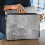 Silver Glitter Glam Bling Personlig Metallic Laptop Fodral<br><div class="desc">Anpassa enkelt metall och gloriga faux glitter i silver med ditt eget namn.</div>